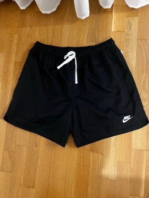 “OBS: Inte badshorts – träningsshorts från Nike - Nike shorts i storlek L. Helt nya och oanvända. Innernät och praktisk bakficka. Lätta och bekväma, perfekta för träning, löpning eller vardagsbruk. Inga anmärkningar.