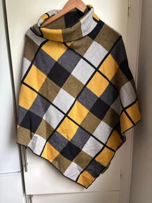 Så snygg poncho! - Helt ny poncho! Otroligt snygg och härligt material. Ni ser material på tredje bilden. Perfekt till kyliga sommarkvällar, eller på hösten och våren. Onesize. Aldrig använd!