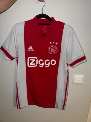     Ajax 2020/21 Hemmatröja  - Original. Mycket bra skick, använt fåtal ggr. Strl S 