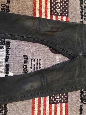 Svarta slim fit jeans - Säljer ett par svarta slim fit Luke jeans från Lee. Dom är i bra skick med nästan inga skador förutom en avvikelse nedanför knät men inget märkvärdigt. W32 L32