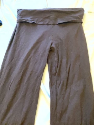 Bruna yoga pants - Sköna bruna yoga pants. Perfekt till vardagen! 42 M-L