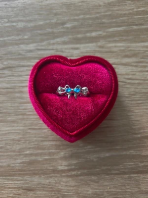 Söt silverfärgad ring med blå rosett stenar - ring i storlek 17,7mm, silverfärgad. 