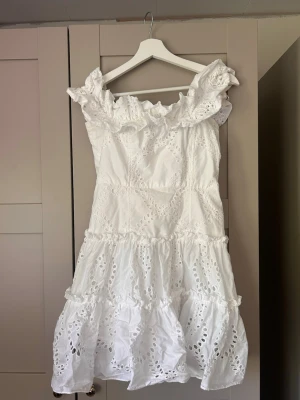 Vit offshoulder klänning från Zara - Superfin vit offshoulder klänning från Zara med volangdetaljer och broderade spetsmönster. Strl M