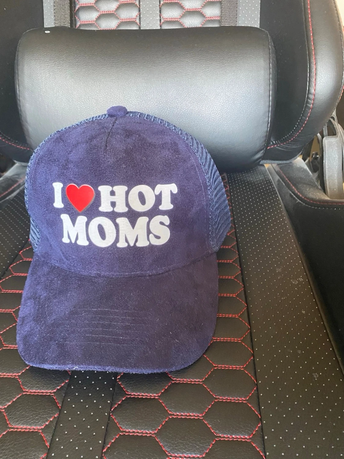 Blå keps med text I ❤️ HOT MOMS