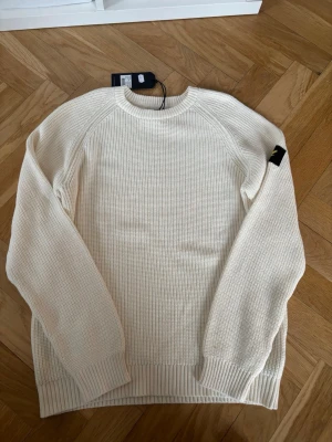 Vit stickad tröja från Lyle & Scott - Snygg vit stickad tröja från Lyle & Scott. Den är i storlek S och är helt ny. Skriv om ni har några frågor.