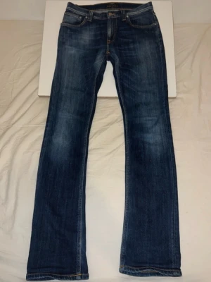 Mörkblå bootcut jeans från Nudie - Säljer ett par mörkblå bootcut jeans från Nudie Jeans.                    W28 L34 