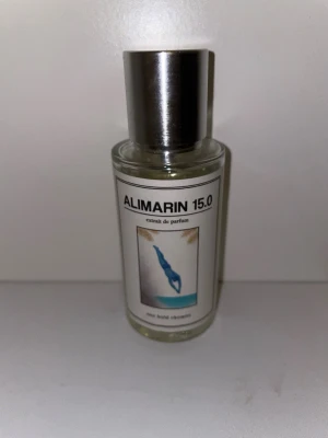 Alimarin 15.0 Extrait de Parfum - Unisex parfymflaska från One Bold Chemist, helt ny använt ungefär 2-3 ggr men inget mer en det. Alimarin 15.0 är inspirerad av LV Afternoonswim, det är en parfym som passar bäst för sommaren.