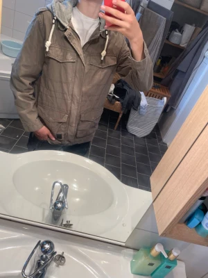 Vintage Indicode fieldjacket - Säljer en olivgrön fieldjacket från Indicode med grå huva som inte säljs längre😁         Strl: M      Pris:449kr        Skriv privat vid minsta fundering🤩
