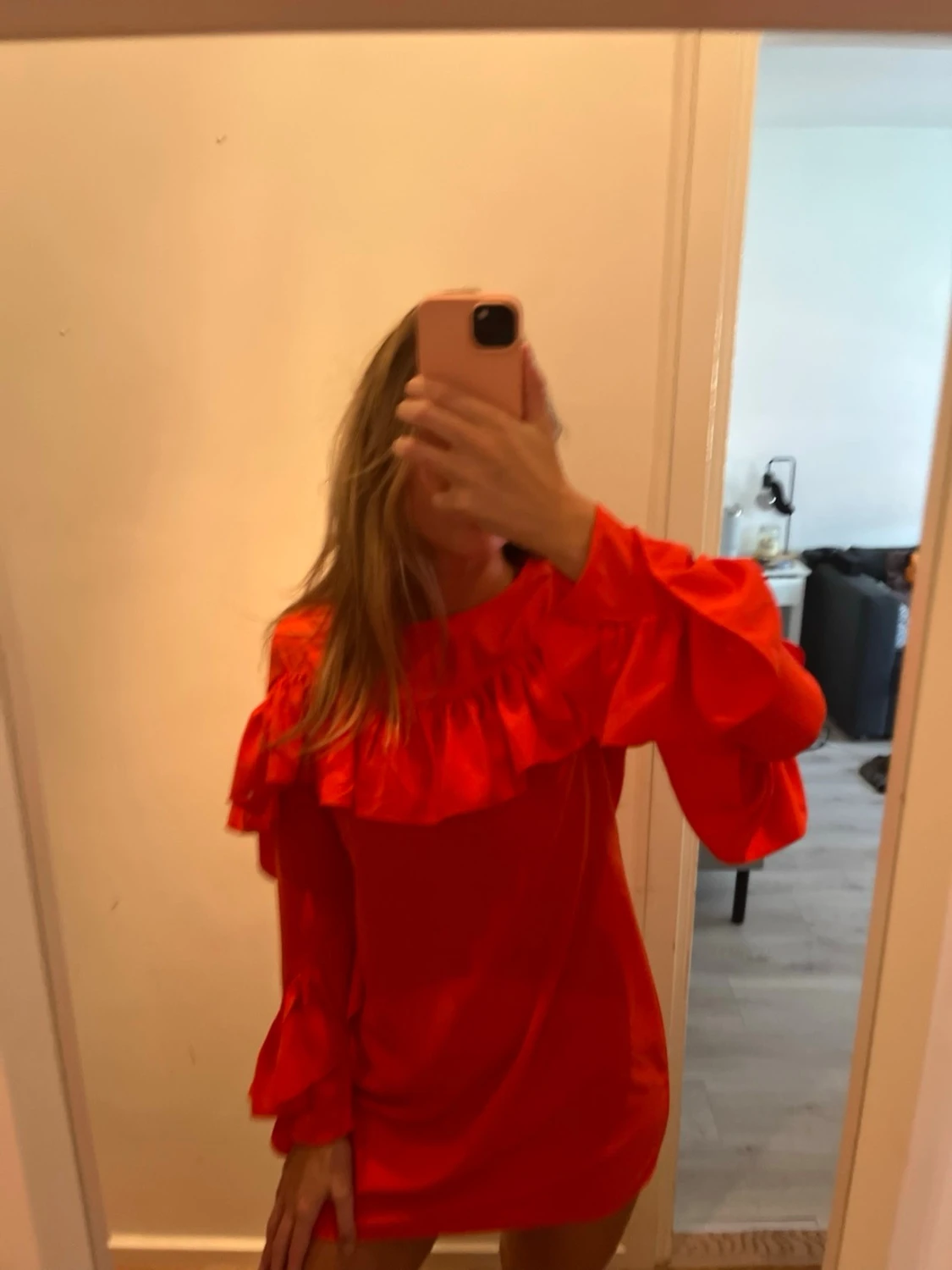 Röd volangklänning med långa ärmar - 3