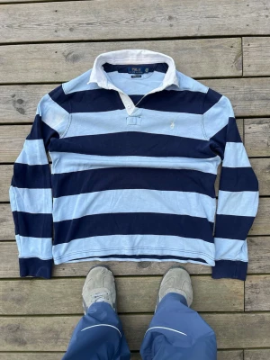 Ralph Lauren kragtröja - Chill raffe tröja storlek M. Riktigt fet. Har en defekt att den är solblekt på axeln men ser rätt chill ut