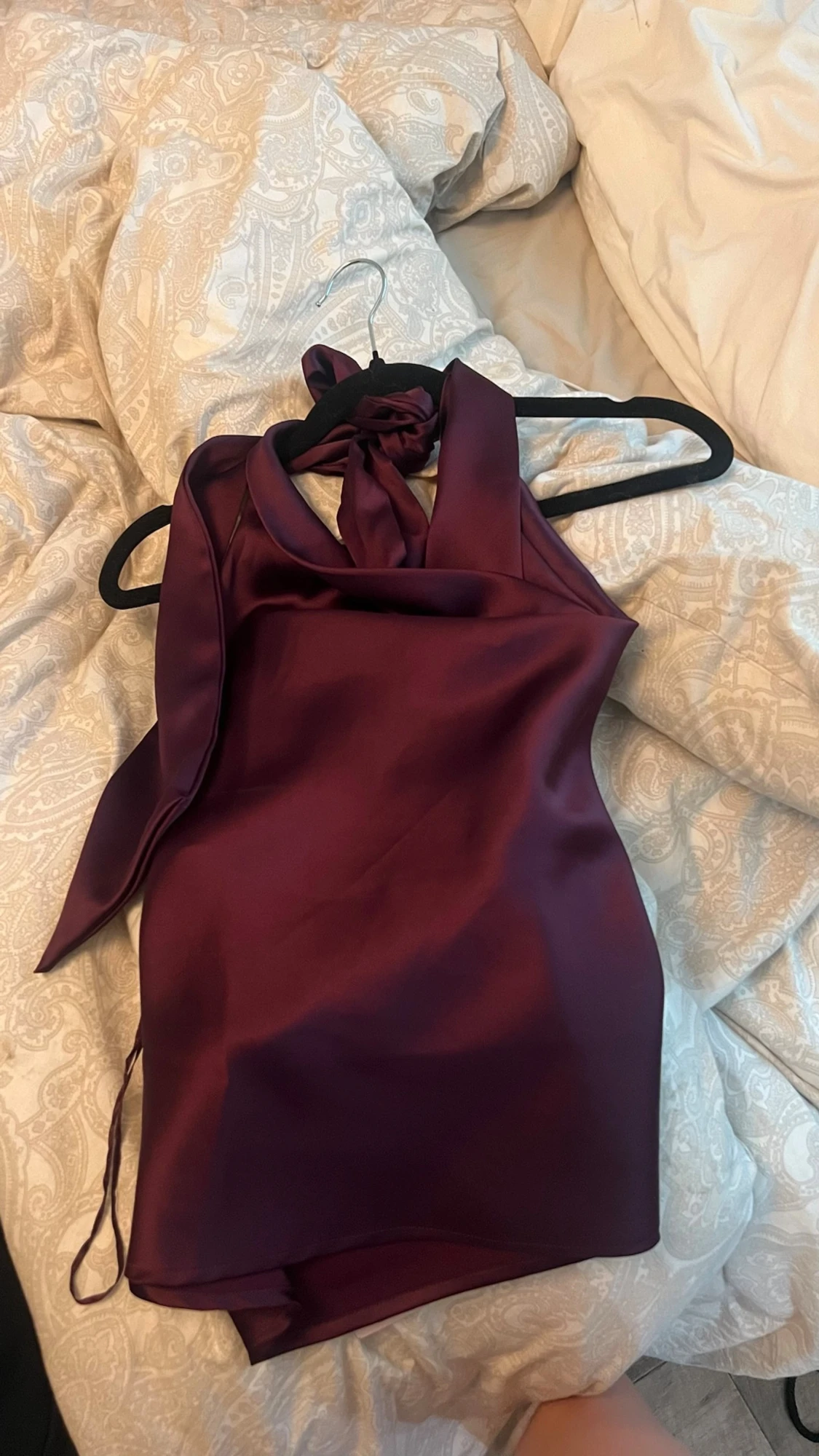 Vinröd halterneck topp i satin