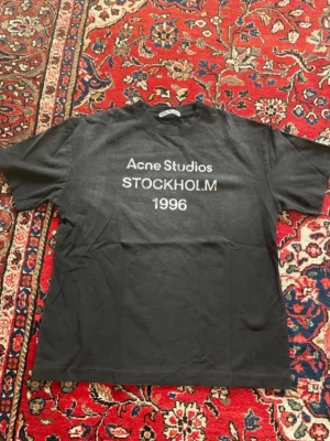 Acne studios t-shirt - Denna sköna t-shirt från Acne studios är eftertraktad för en anledning. Mycket populär och stilig nu till sommar, och denna har använts fåtal gånger. Därför inget tecken på användning. Tveka inte att skriva vid någon fundering, priset sitter inte i Sten 🤝