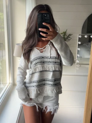 Stickad hoodie  - En supercool stickad hoodie med Luva och snörning🍋🥥