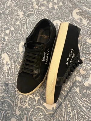 Saint Laurent skor - Helt nya endast testade, storlek 44 sitter dock lite mer som 43, vid frågor kontakta bara. Ingen box och ingen dustbag