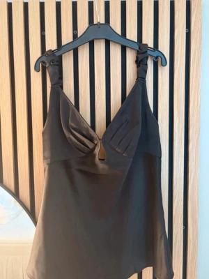 Adoore topp - Jätte fin adoore topp i satin, nytt skick och använd 1 gång, ingen prislapp kvar❤️☺️perfekt till sommaren, fest etc 