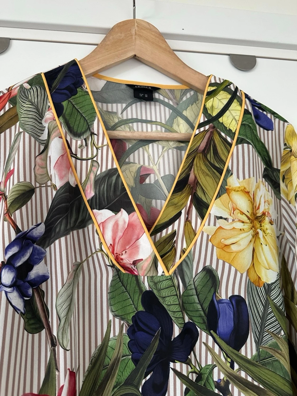 Lindex - Blommig & randig blus med v-ringning - storlek 38 - 2