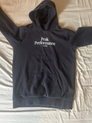 Svart hoodie från Peak Performance - Storlek 170