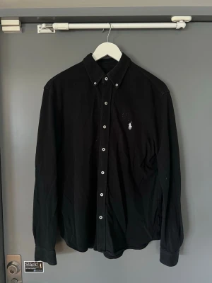 Ralph Lauren Skjorta - Säljer nu denna goa Ralph Lauren skjortan då den inte passar längre. Fint skick! (Medium)