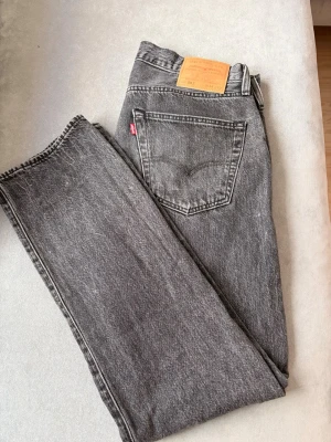 Grå Levi's 501 jeans  - Säljer ett par klassiska grå Levi's 501 jeans med raka ben och hög midja. Köpta i USA och är i storlek W34, L32!
