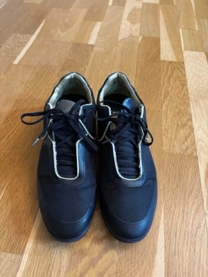 Hugo Boss skor  - Säljer ett par stilrena Hugo boss skor, En extra touch på din outfit, finns lite slitage på skorna Skorna fraktas landet runt! Vid mer frågor eller funderingar hör av er! 
