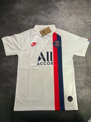 Psg tröja  - Psg tröja ⚽ Storlek: M 🆕 Helt ny med tag kvar Packeteras ordentligt inför leverans 📦