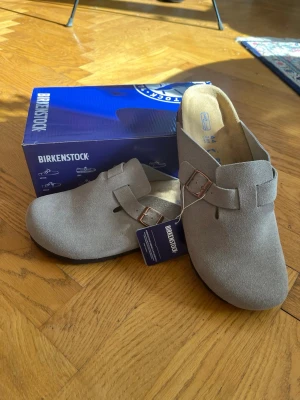 Birkenstock Boston - Mycket snygga birkenstock Boston. Aldrig använda. Storlek 44. Grå färg. Skickar inom 48 timmar.