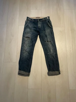 Nudie selvedge lab 17 - Sällsynta nudie selvedge lab 17. Handgjorda slitningar. Äkta sterling silver knappar. Tveka inte att höra av dig om du har några funderingar!