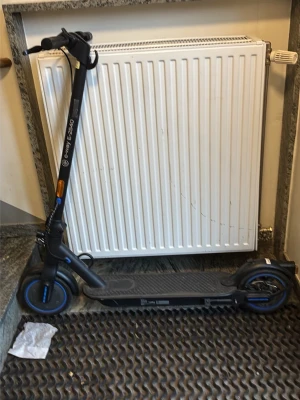 E-Way E-240 el-scooter svart/blå - Säljer en svart 30km el-scooter av modellen E-Way E-240 med blå detaljer. Scootern har robust ram, gummihandtag och stora hjul för smidig körning. Perfekt för att ta sig runt i stan på ett snabbt och smidigt sätt.