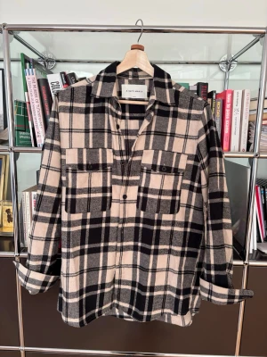 A Day’s march - Säljer en riktigt fin a day’s march overshirt/skjorta i riktigt gott skick. Inga deflekter eller så. Hör gärna av er vid frågor😁
