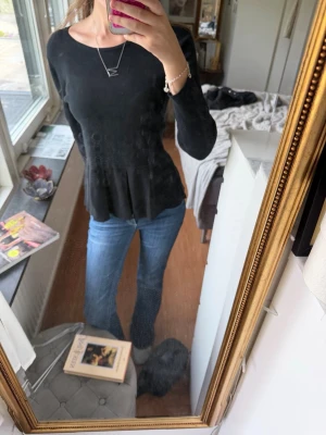 Svart långärmad topp ❤️ - Snygg svart långärmad topp med rund halsringning och volang nertill. Toppen har en figurnära passform och är perfekt att styla med jeans eller kjol. Materialet känns mjukt och stretchigt, vilket gör den bekväm att bära hela dagen❣️