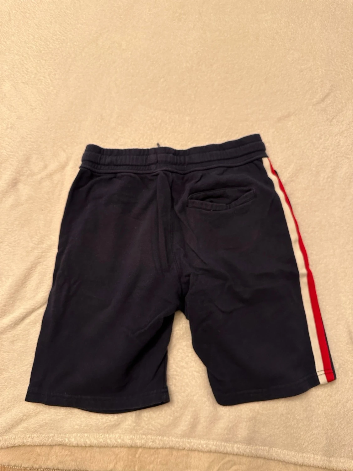 Mörkblå shorts med rödvit sidoremsa - 1