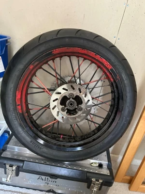 Ekrade fälgar och helt nya däck - Ekrade fälgar och helt nya däck de har suttit på en Derbi Senda man xtreme däcken är några veckor gamla måtten finns på bilderna 130/70-17m/c är måtten pris kan diskuteras 