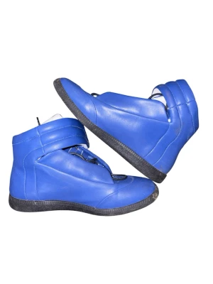 Maison margiela futures  - Snygga blå sneakers med högt skaft och svart sula. Skorna har en unik design med bred kardborreknäppning upptill och svarta snören. Tillverkade i ett slätt syntetmaterial med vit insida. Perfekta för dig som vill sticka ut med din stil.