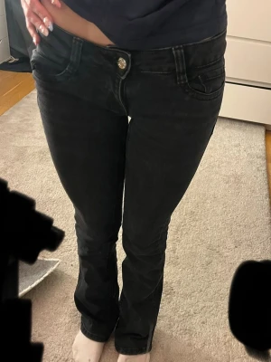 svarta lågmidjade jeans  - köptes i februari, har använts sedan dess men har inga defekte🩷🩷