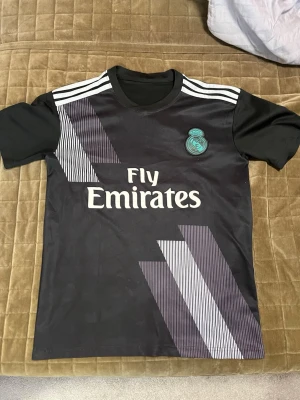Svart Real Madrid fotbollströja  - Svart Asensio tröja. Billig och fin