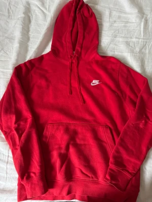 Nike Hoodie  - Röd Nike hoodie i storlek M, tidigare köpt från FootLocker. 
