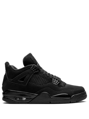 Svarta Air Jordan 4 Retro sneakers - Snygga helsvarta Air Jordan 4 Retro sneakers med meshpaneler, mockadetaljer och synlig Air-enhet i sulan. Klassisk siluett med coola plastdetaljer och ikoniska vingar på sidorna. Perfekta för dig som gillar streetwear och vill ha en clean look.