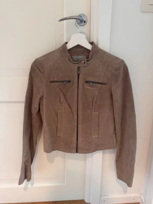 Ljus brun jacka - En ljusbrun/beige jacka från vero moda