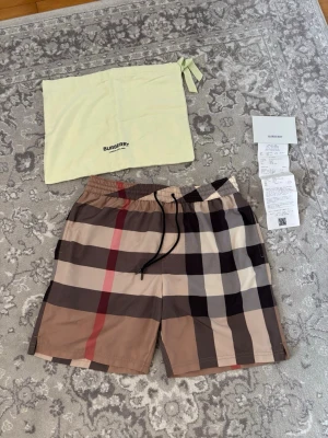 Burberry Badshorts -Med alla tillbehör - Mängdrabatt finns! Ju fler plagg du köper, desto bättre pris kan jag ge!