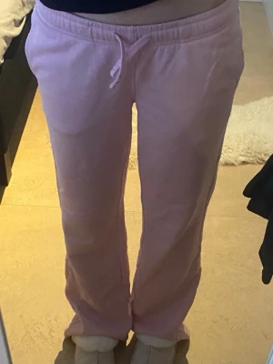 Ljusrosa mjukisbyxor från Gina tricot - Säljer ett par fina mjukisbyxor från Gina tricot. Endast använda ett par gånger men som man ser på sista bilden så har de fått någon smutsfärg längst ner på benet. Vet ej om det försvinner i tvätten.