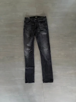 Jack&Jones Slim/Glenn - Säljer mina gamla svarta Slim/Glenn Jack&Jones jeans på grund av att de är för små. De är i bra skicka:)