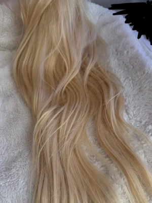 Blond peruk  - 613 blond peruk. 30 inches långt hår. 100% äkta hår, går att färga och styla. Helt ny!! 