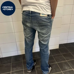 Jacob Cohen Jeans  - Säljer dessa sjukt feta Jacob Cohen jeans med en riktigt skön tvätt. Storlek W31 och modellen är 180 cm lång och väger 65kg. Pris 999kr men går att diskutera vid snabb affär. Tveka inte att kontakta om fler bilder eller andra funderingar 😁snygga detaljer, handgjord i Italien osv. Be om fler bilder vid behov. Längd: 98cm midja: 42cm