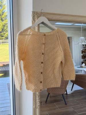 Stickad tre-kvartströja  - Uppskattad storlek XS. Rätt säker på mohair-mix. Skickas inom 24h. Se liknande plagg i min profil! A