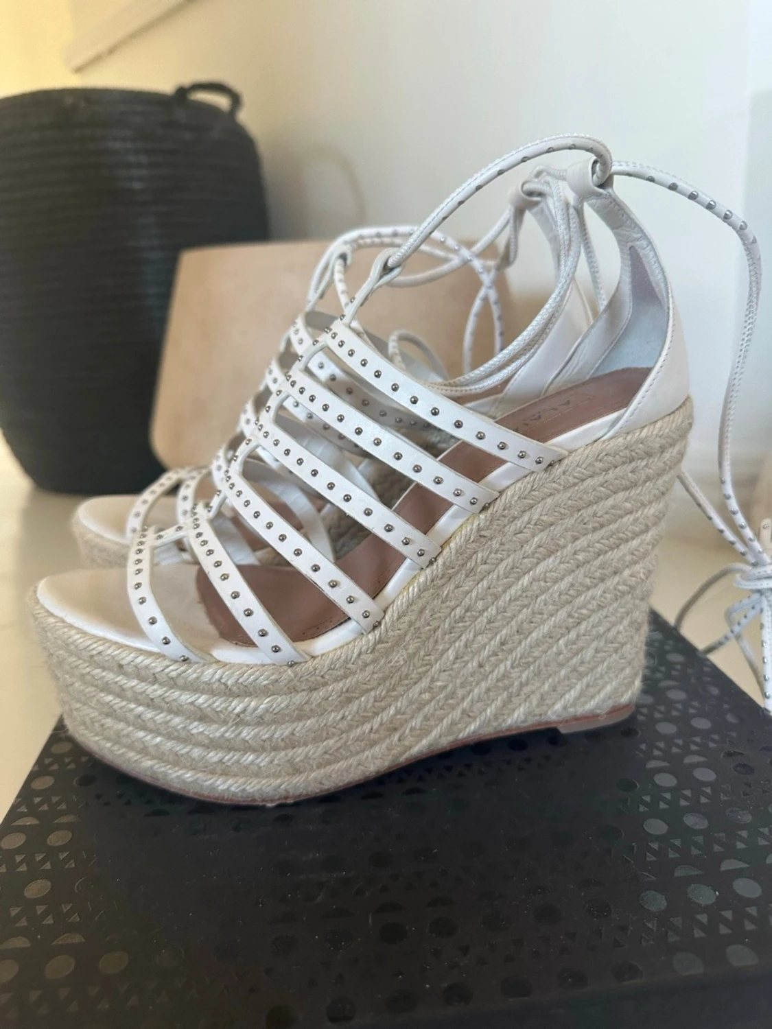 Vita platåsandaler från Alaïa - 2