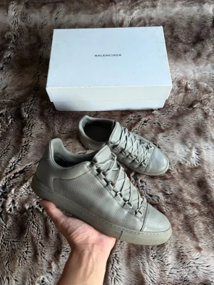Balenciaga Arena  - Tja, säljer nu dessa Balenciaga Arenas. Sparsamt använda och mycket fint skick. Storlek 41 men passar ungefär 43 (ca 2 storlekar större). Box och nya skosnören följer med i köpet. Om du har några frågor är det bara att höra av sig. Mvh 