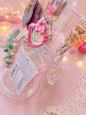 Mystery Påse. Kawaii, Sanrio, Capybara mm - 🎀 Mysterypåse – 8–12 överraskningar + extra gifts! 🎁💕 Älskar du söta saker och överraskningar? Då är detta något för dig! 🥹🩷 Varje mysterypåse innehåller 8–12 produkter samt extra små gifts som en liten bonus. Alla påsar packas för hand med omtanke och ingen påse är den andra lik. ✨ Du får gärna önska: 💕 Färg (t.ex. rosa, lila, blå, pastell) 🎀 Karaktär (t.ex. Sanrio, Hello Kitty, Kuromi, My Melody, Cinnamoroll, Stitch m.fl.) 🌸 Skicka gärna frågor 🫶