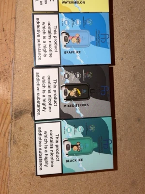  Powerbank 1st 270kr  - Kolla bilden för info annars så är det ställa bara till mig frågorna Gula syns inte mycket bilden men är Stawberry watermelon 