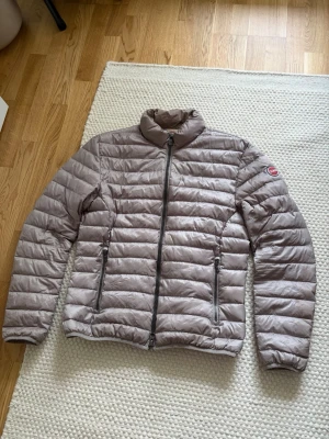 Colmar dunjacka - Säljer denna Colmar dunjackan. Jackan är i bra skick men har tyvärr lite fläckar på armbågarna som syns på de sista bilderna. Därav priset Nypris: 3300kr Storlek 52 som motsvarar M/L Mått: Axel-Axel 49cm Armhåla-Armhåla 55cm Längd 63cm
