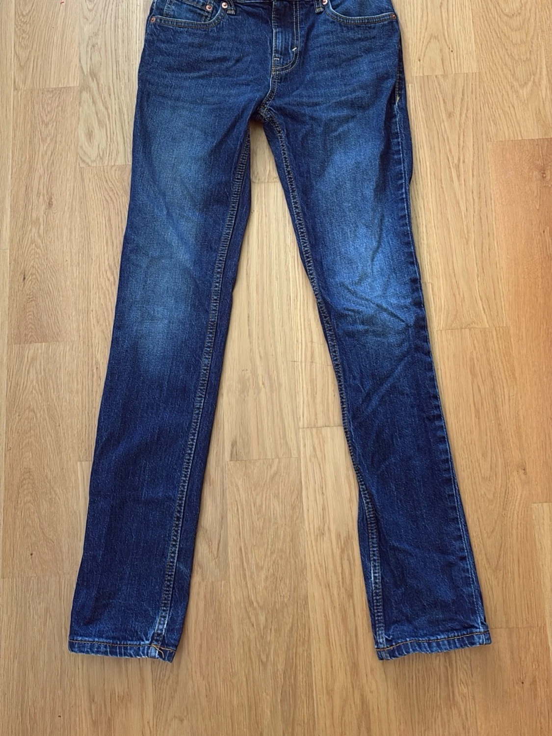 Mörkblå levis jeans - 2